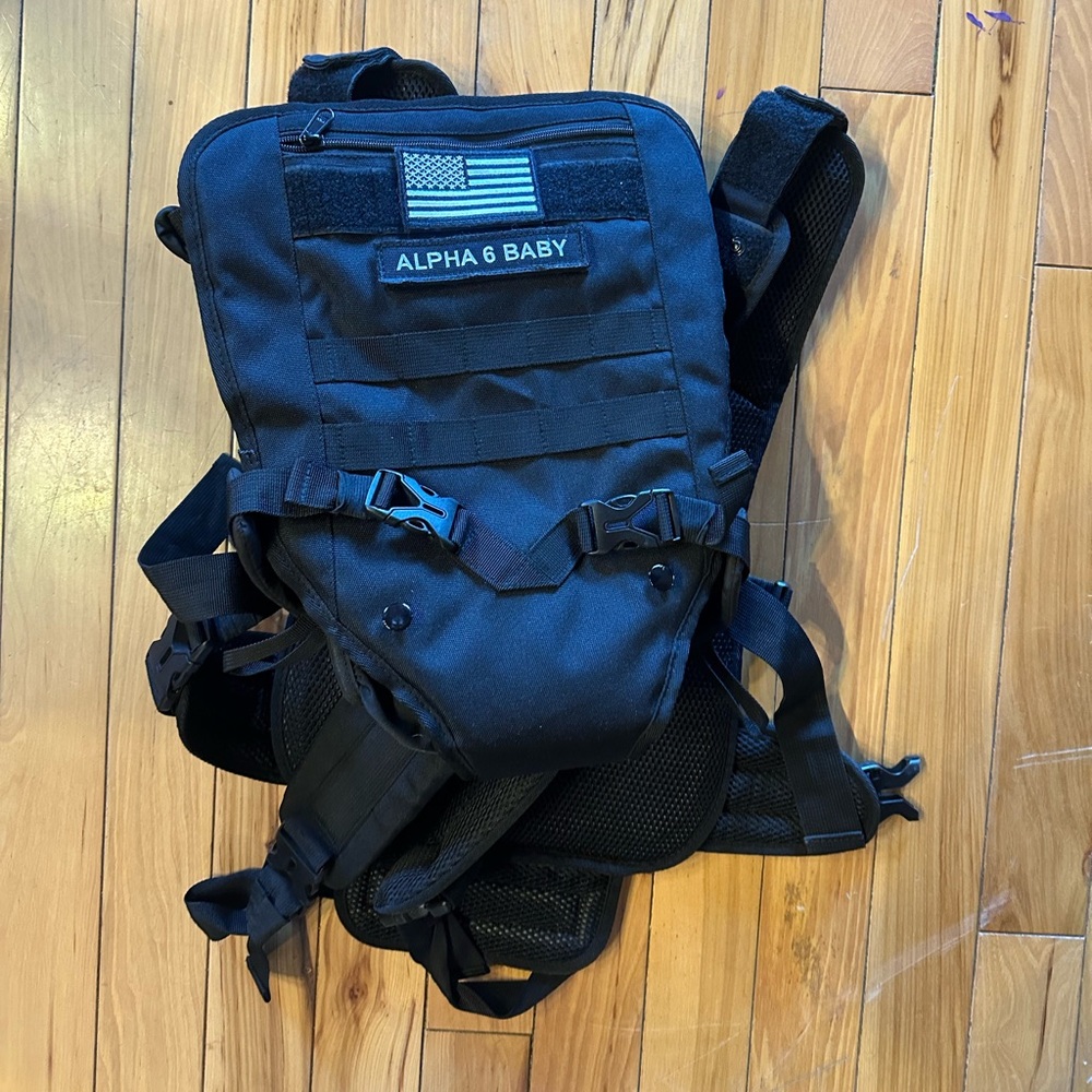 NWOT Black Alpha 6 baby harness carrier
